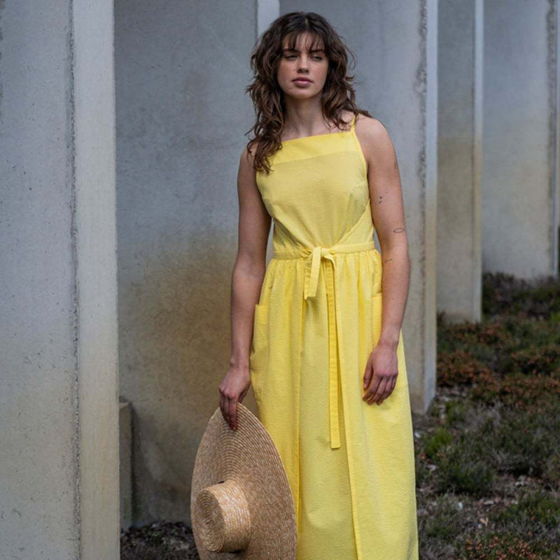One-piece halter dress with square neck and waist
