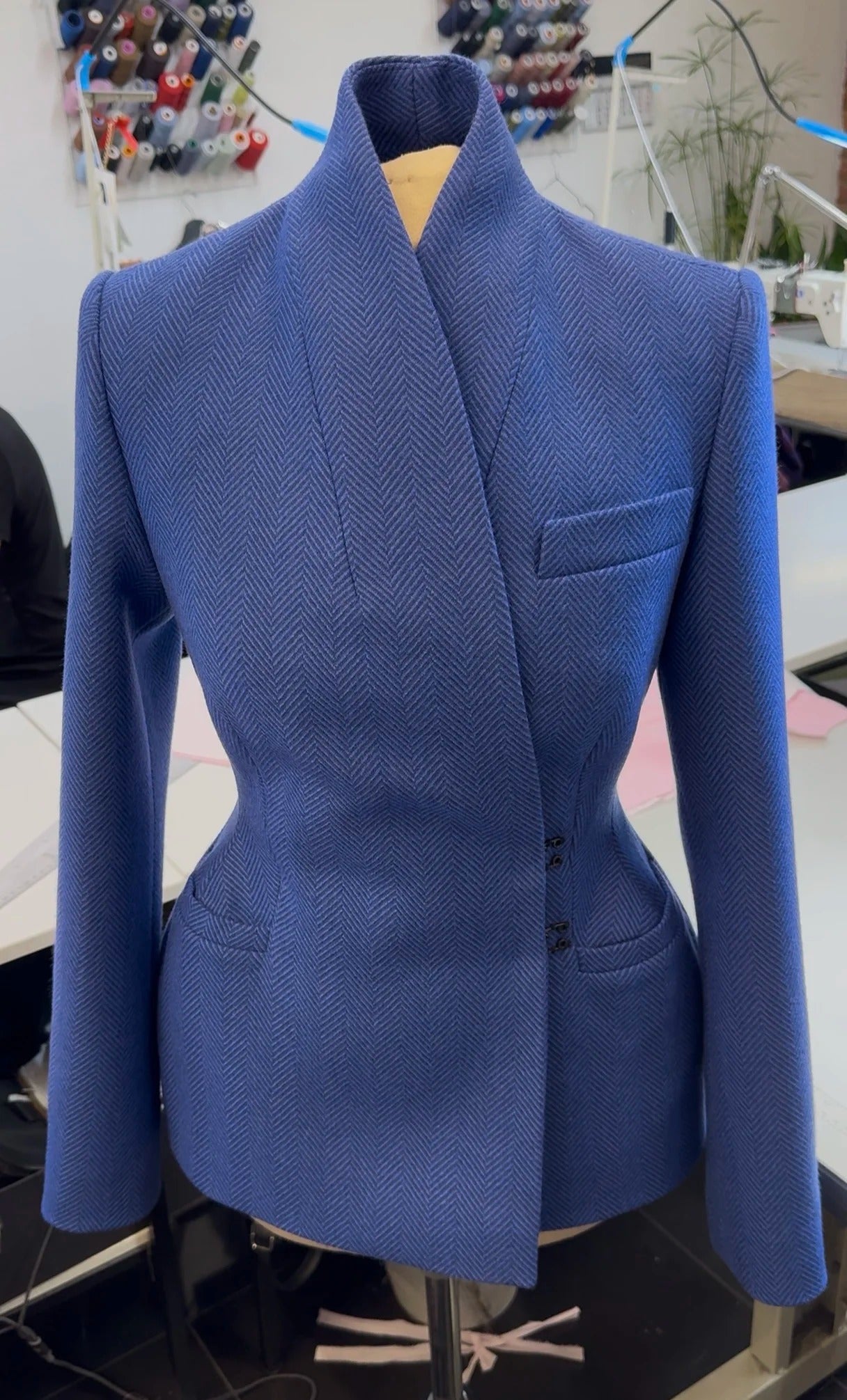 Waist-cinching stand-up collar elegant wool suit