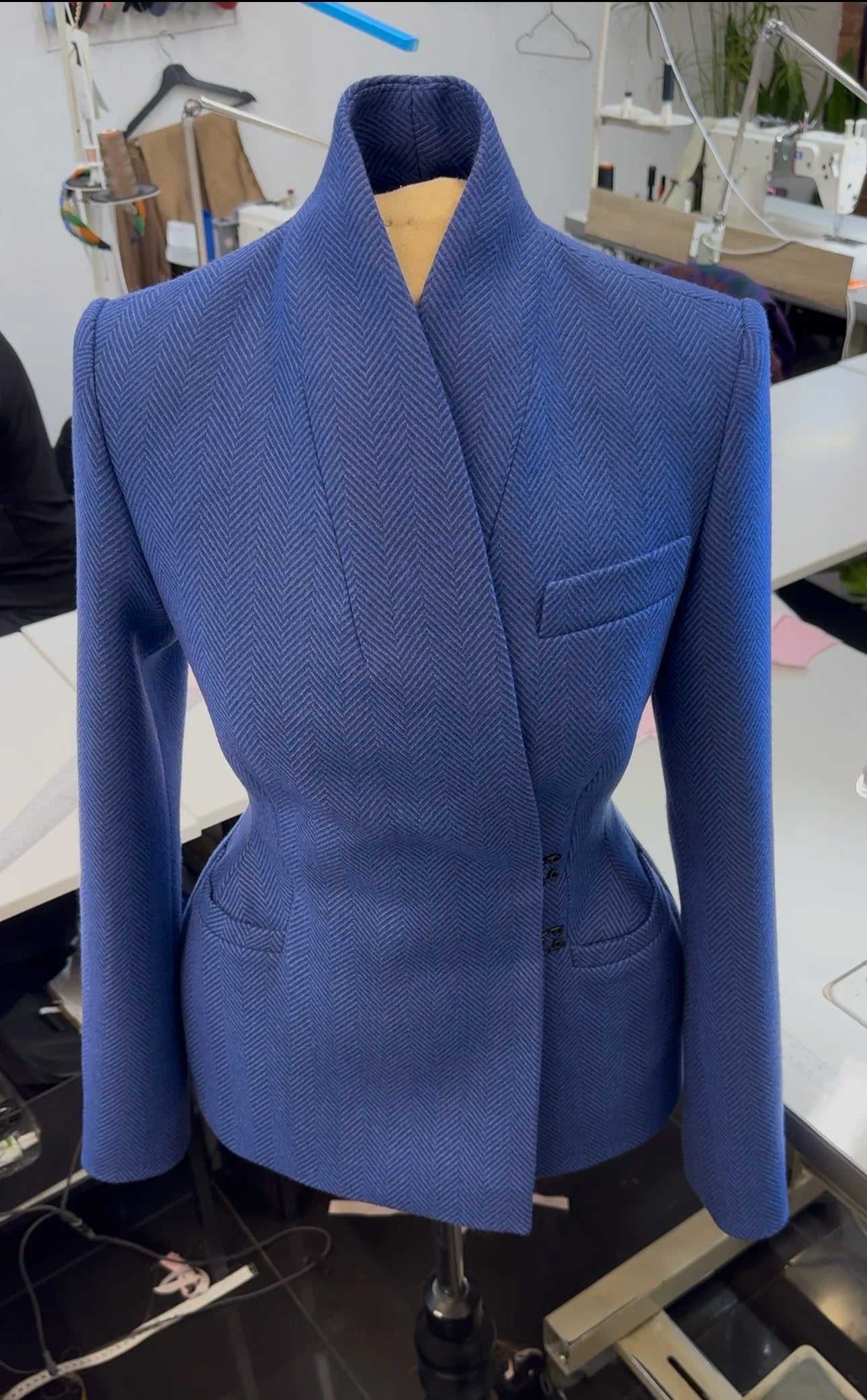 Waist-cinching stand-up collar elegant wool suit